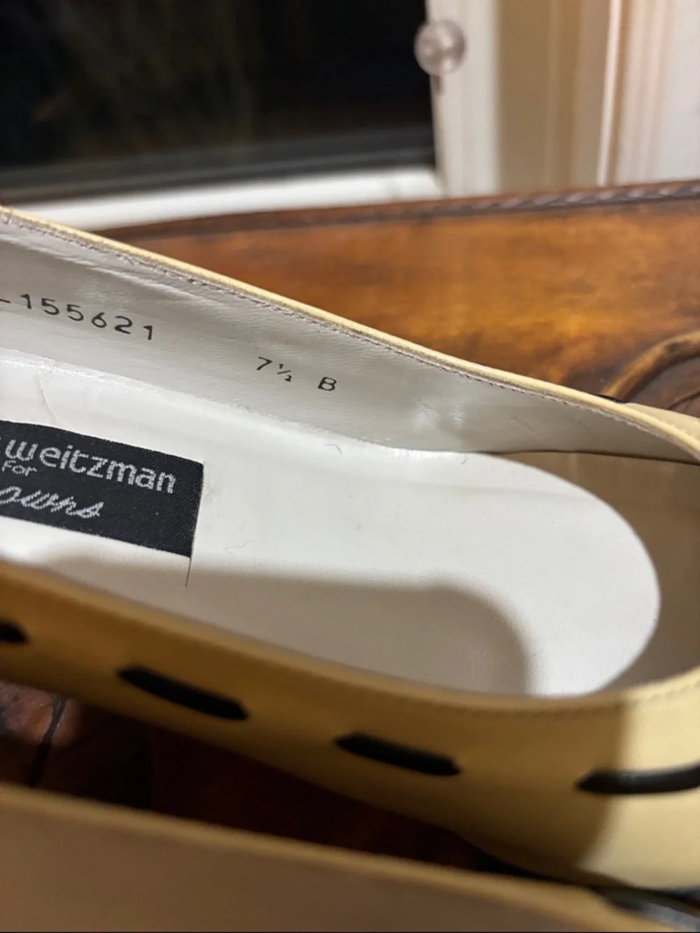 Stuart Weitzman Vintage Cream Pointed-Toe Kitten Heels with Black Trim and Bow - Picture 4 of 10